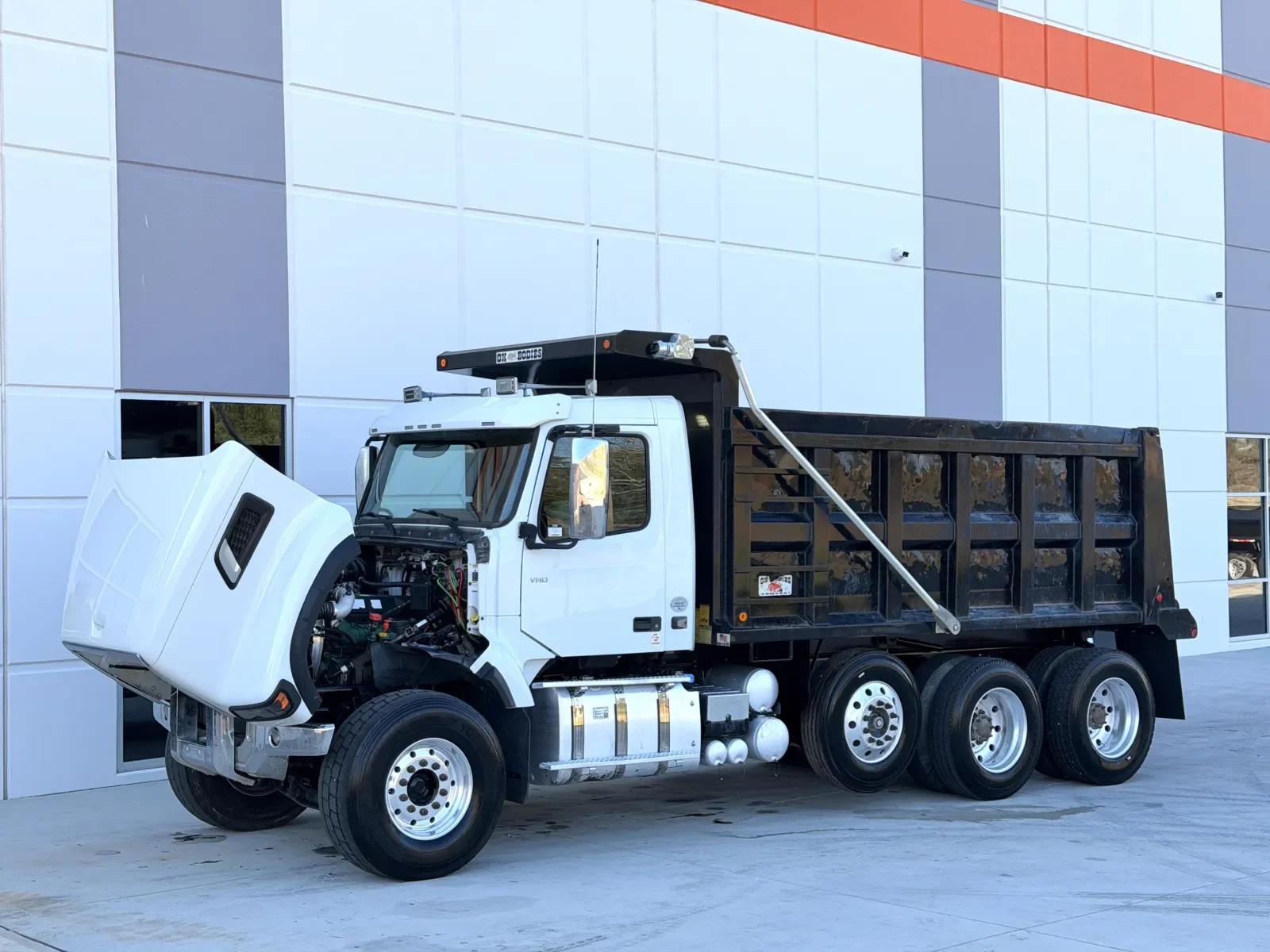 2022 Volvo VHD 300 - image 11