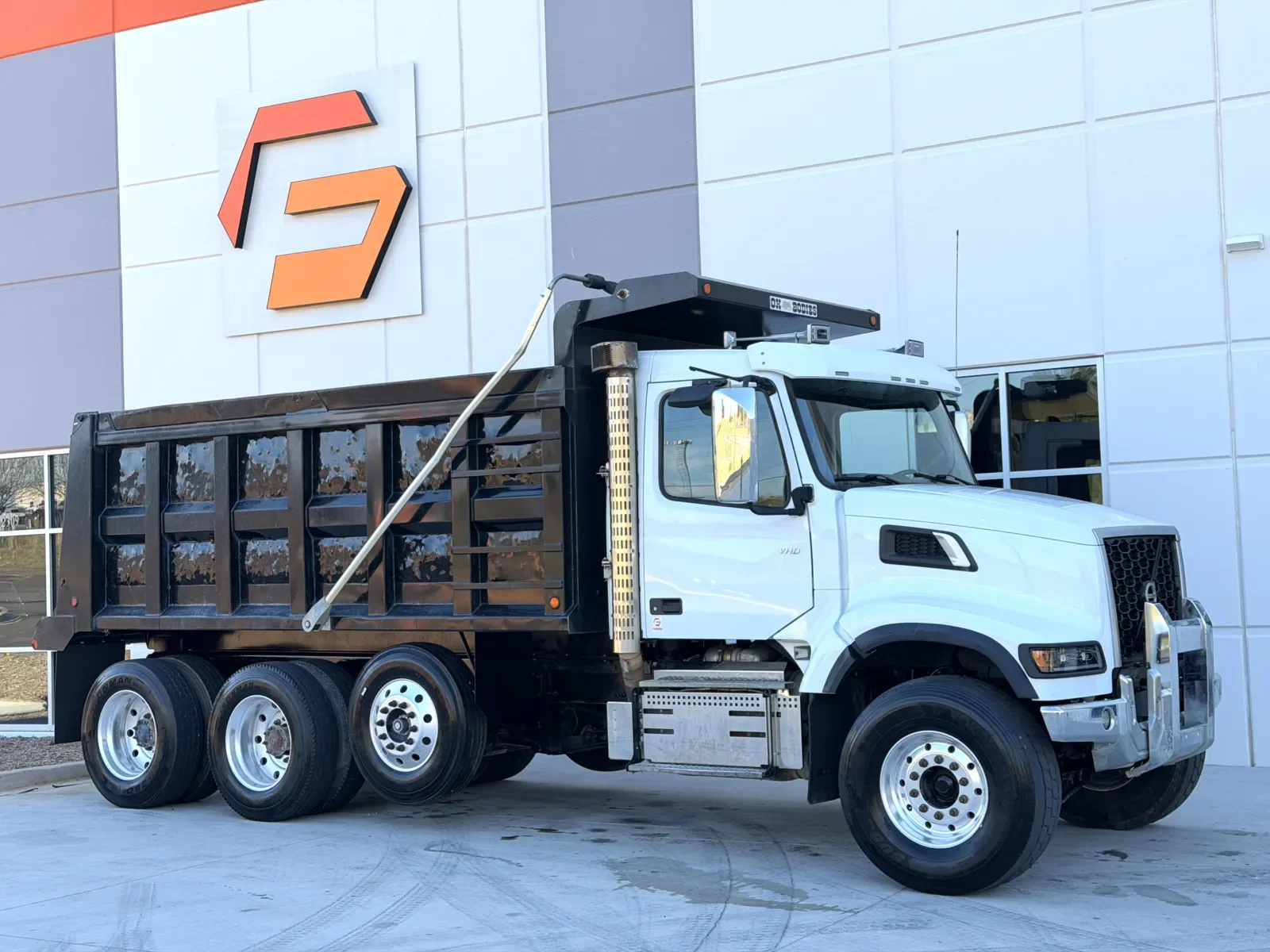 2022 Volvo VHD 300 - image 2