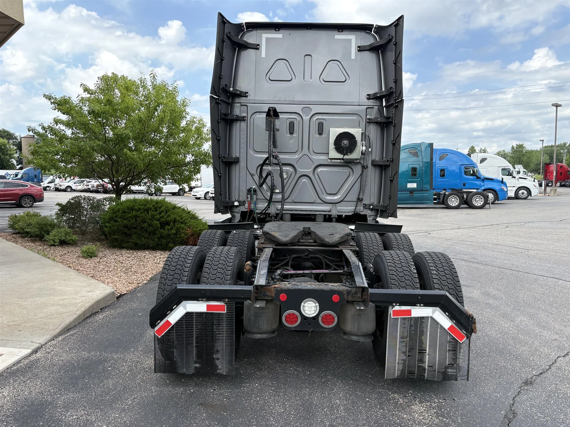 2022 Freightliner Cascadia in Inver Grove Heights, MN — photo 6