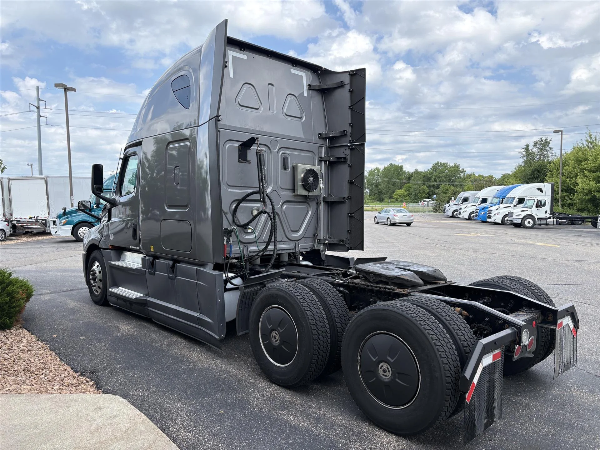 2022 Freightliner Cascadia in Inver Grove Heights, MN — photo 5