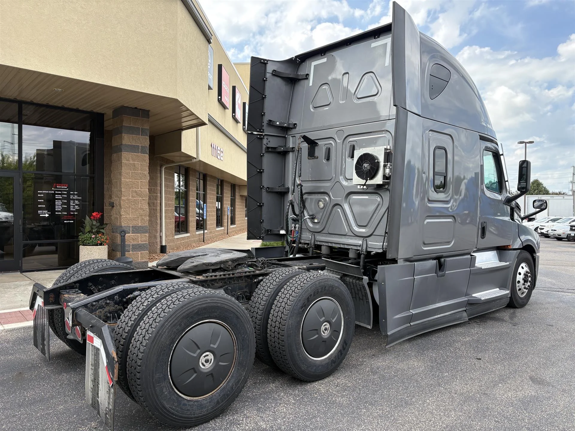 2022 Freightliner Cascadia in Inver Grove Heights, MN — photo 2