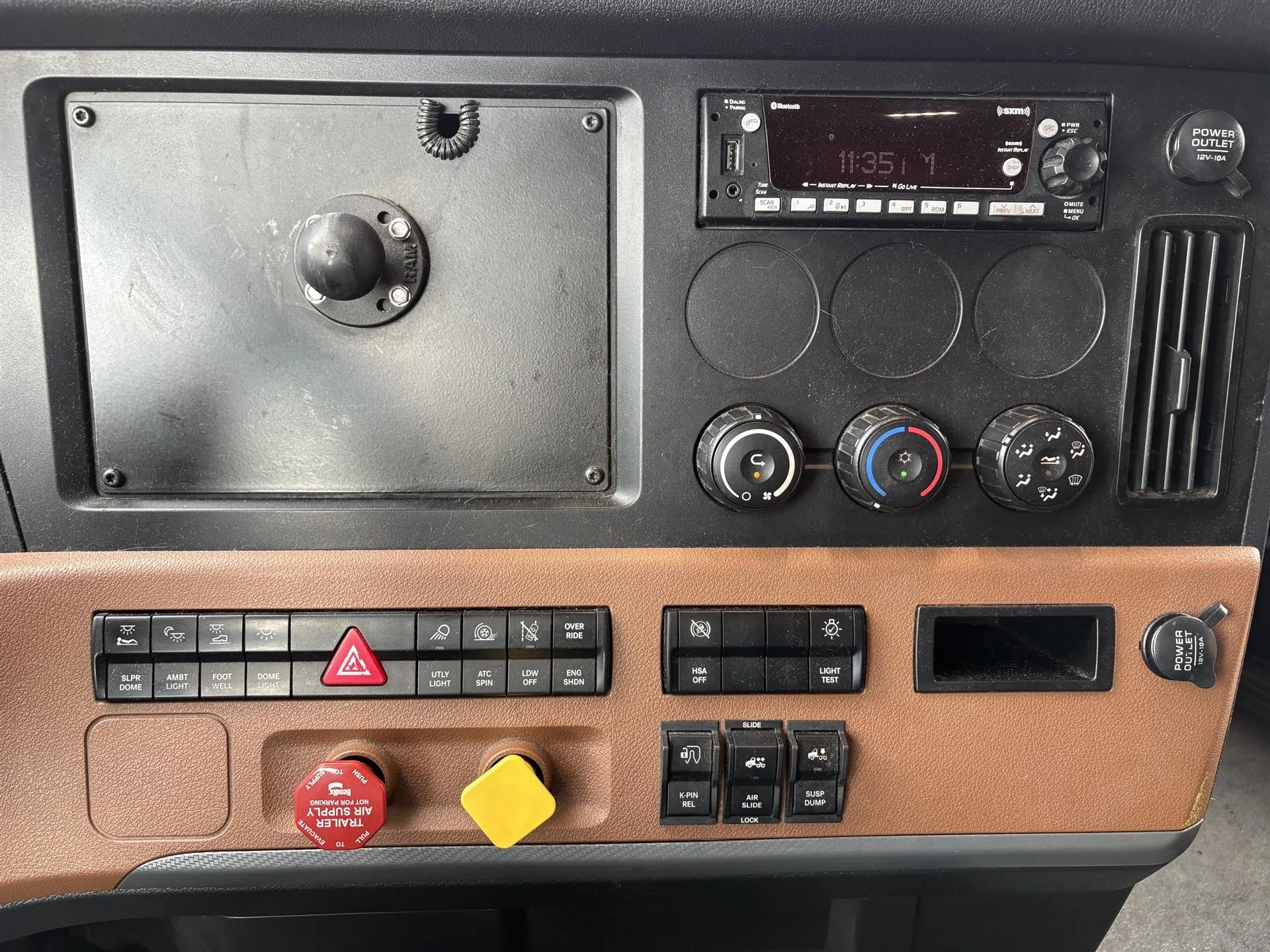 2022 Freightliner Cascadia in Inver Grove Heights, MN — photo 15