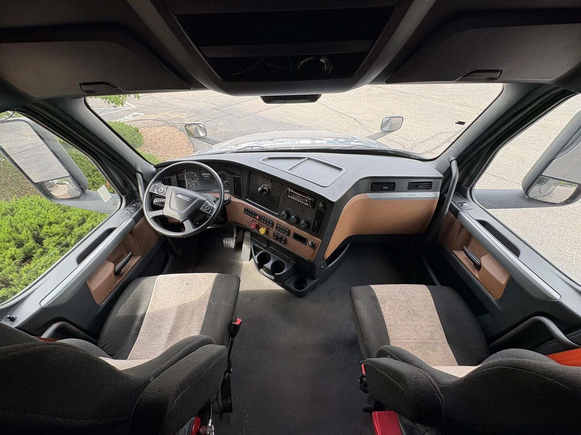 2022 Freightliner Cascadia in Inver Grove Heights, MN — photo 16