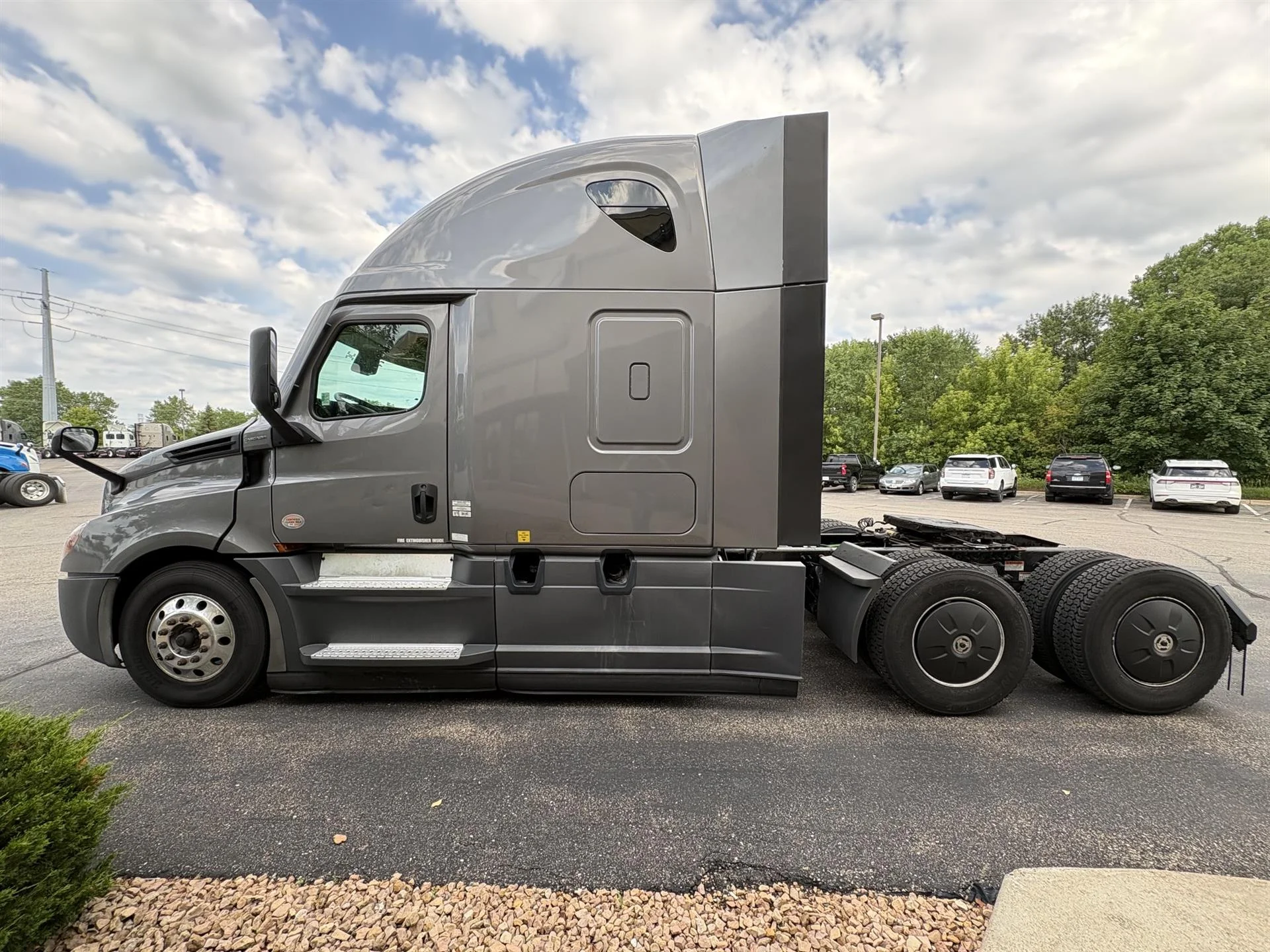 2022 Freightliner Cascadia in Inver Grove Heights, MN — photo 4