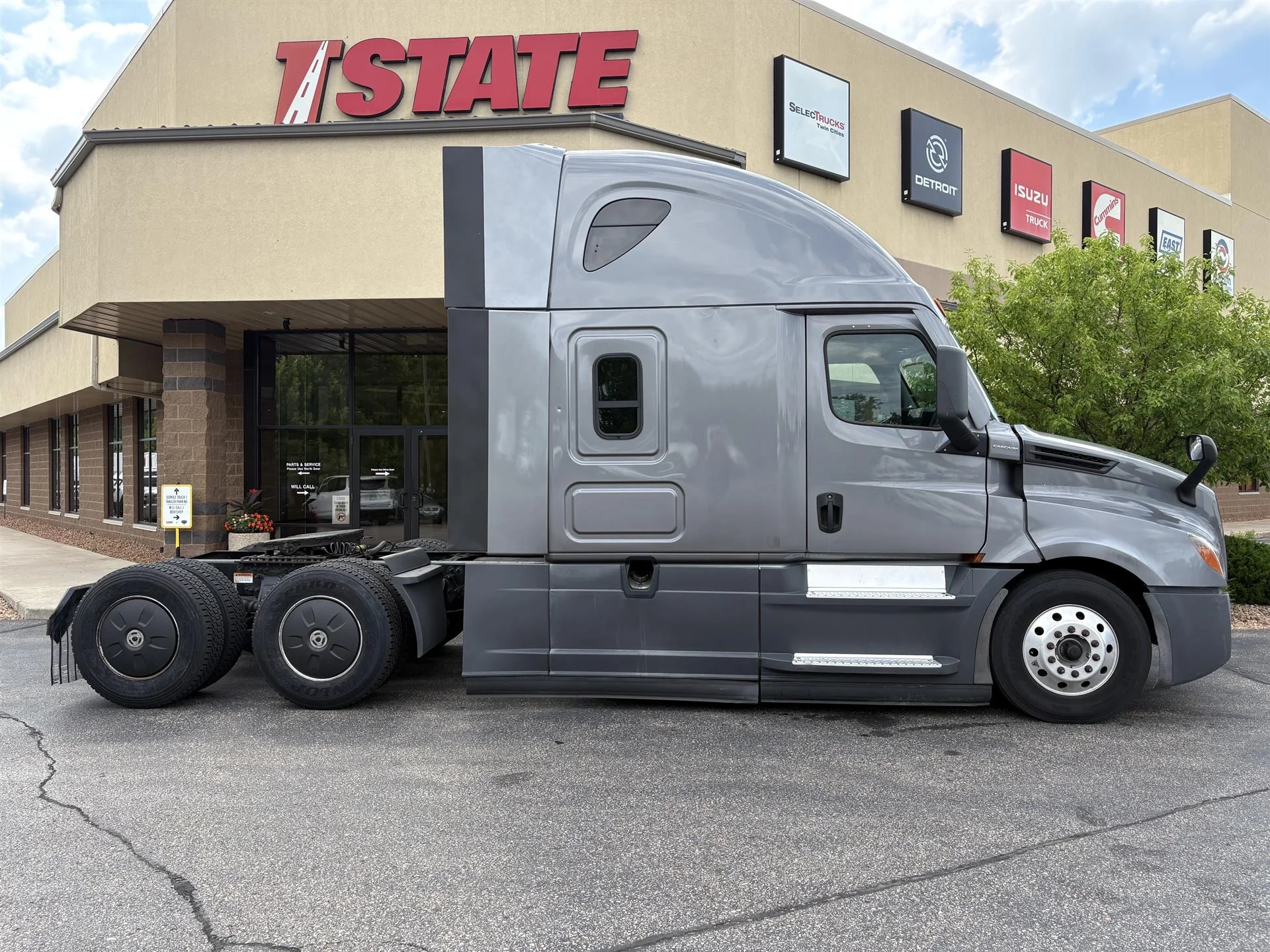 2022 Freightliner Cascadia in Inver Grove Heights, MN — photo 3