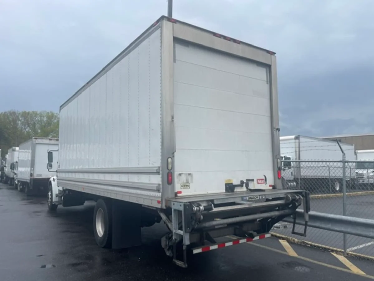 2020 Freightliner M2 106 in Farmingdale, NY — photo 6