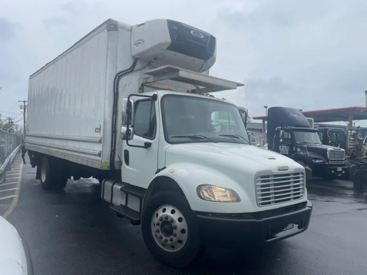 2020 Freightliner M2 106 in Farmingdale, NY — photo 3