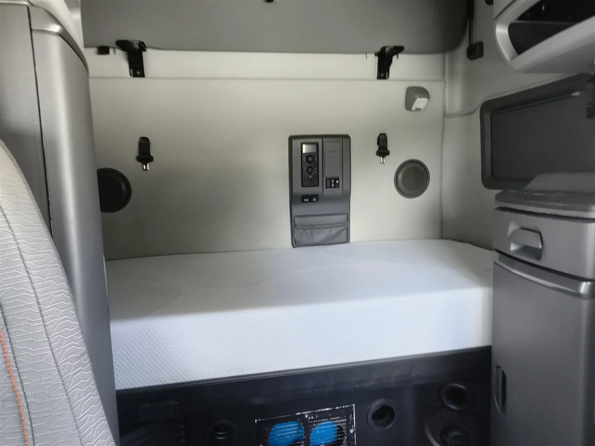 2022 Volvo VNL 760 - image 11