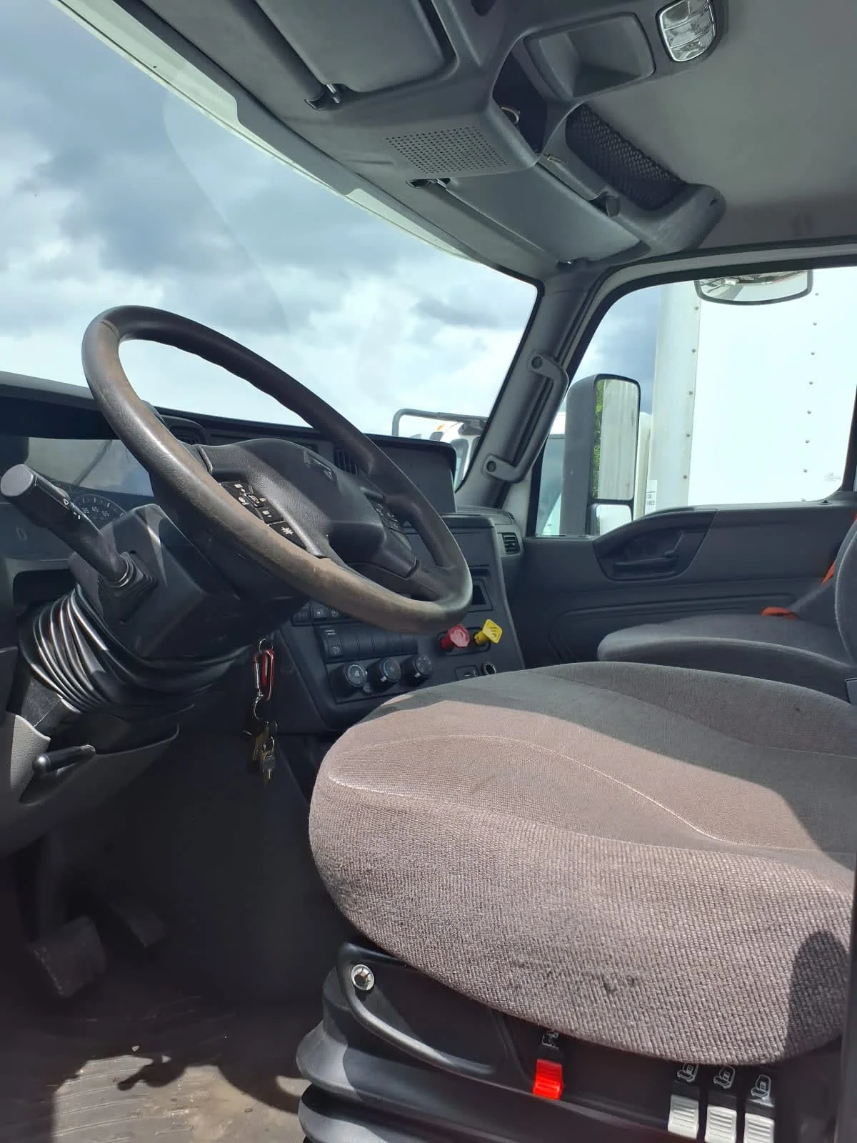 2019 International LT - image 7