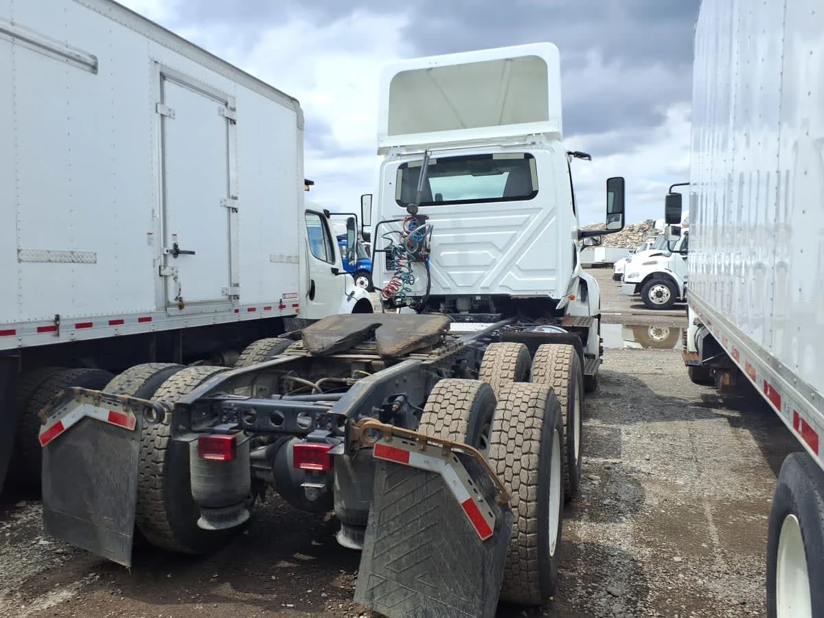 2019 International LT - image 6