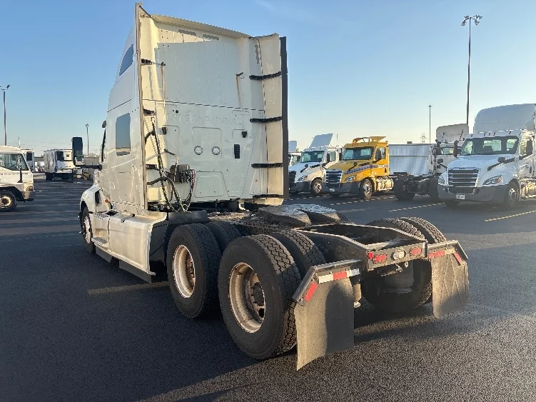 2020 International LT - image 5