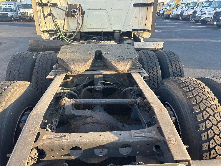 2020 International LT - image 6