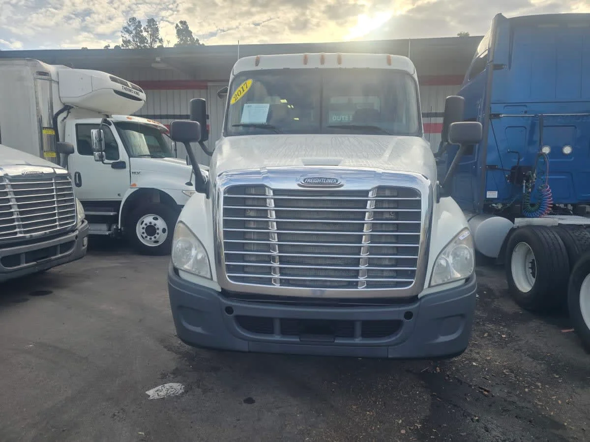 2017 Freightliner Cascadia - image 2