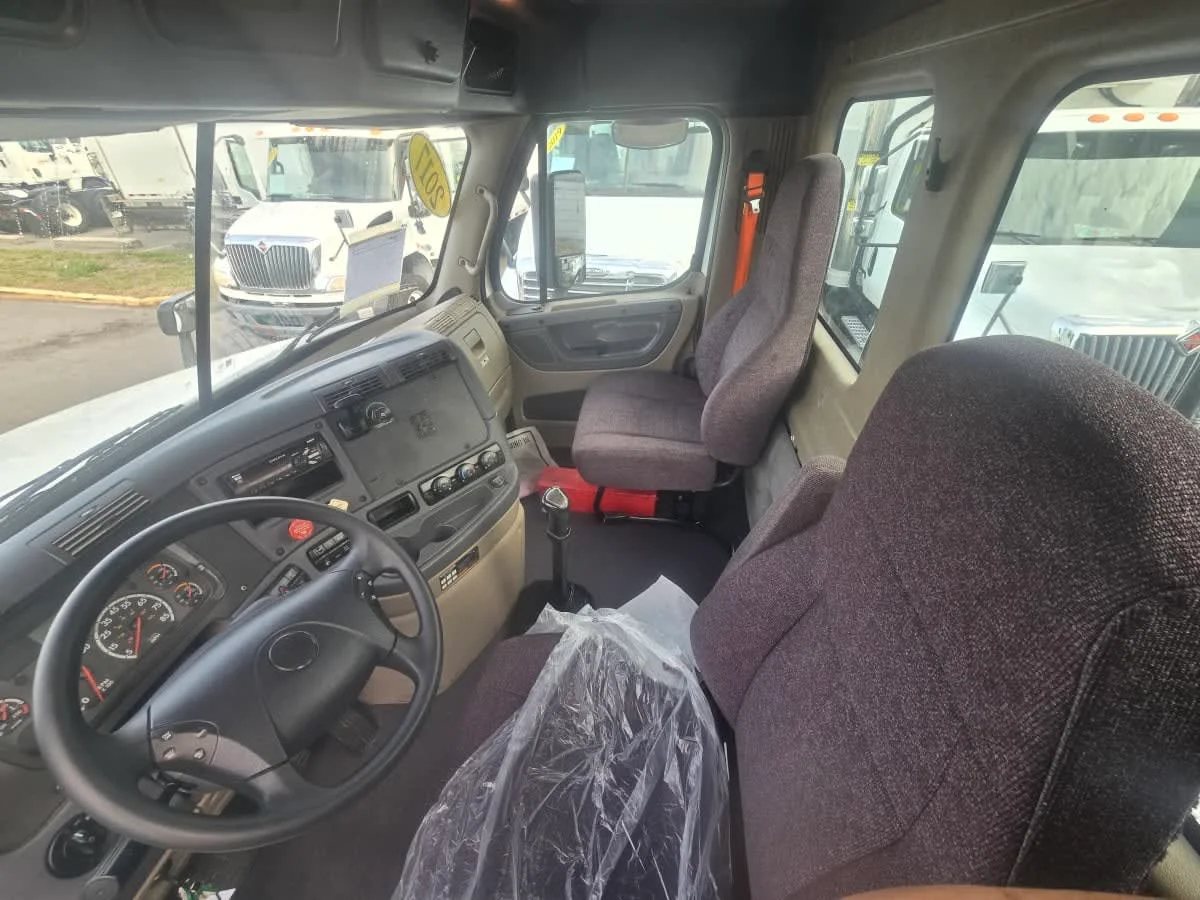 2017 Freightliner Cascadia - image 7