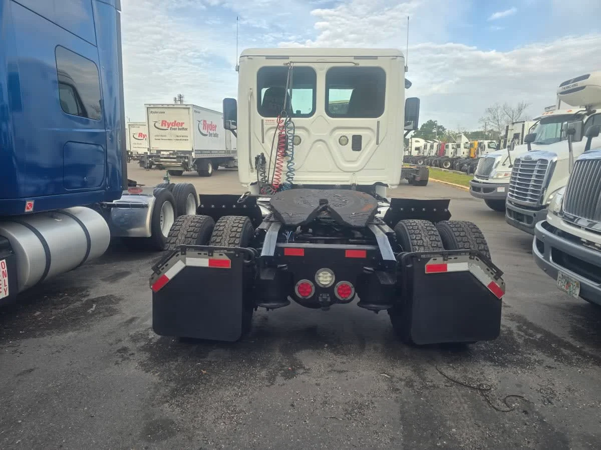 2017 Freightliner Cascadia - image 5