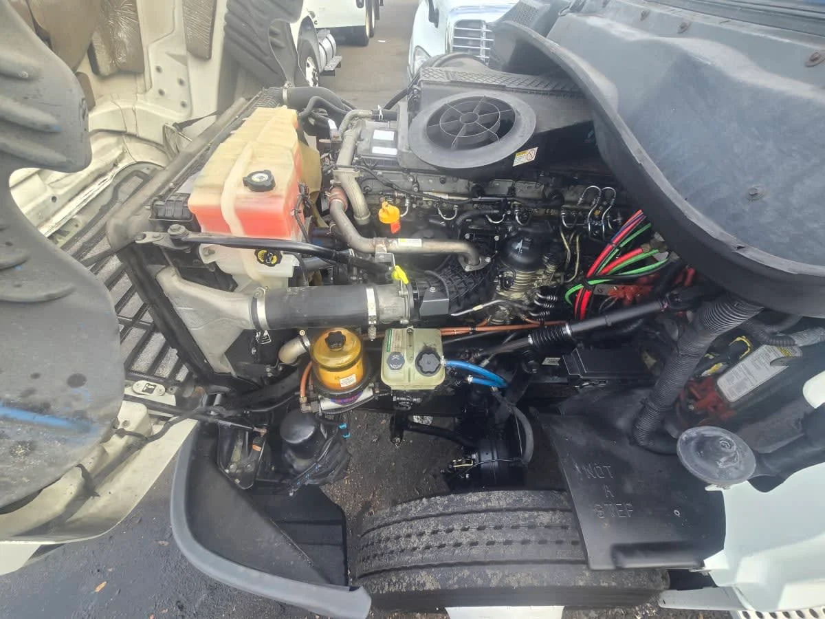 2017 Freightliner Cascadia - image 8