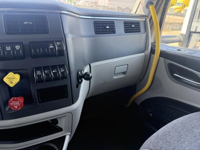 2023 Peterbilt 579 — photo 6