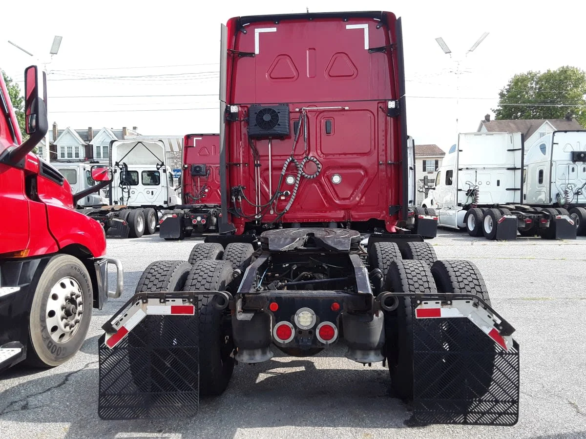 2020 Freightliner Cascadia in Allentown, PA — photo 5