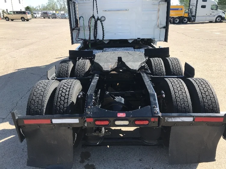 2022 Volvo VNL 760 - image 6