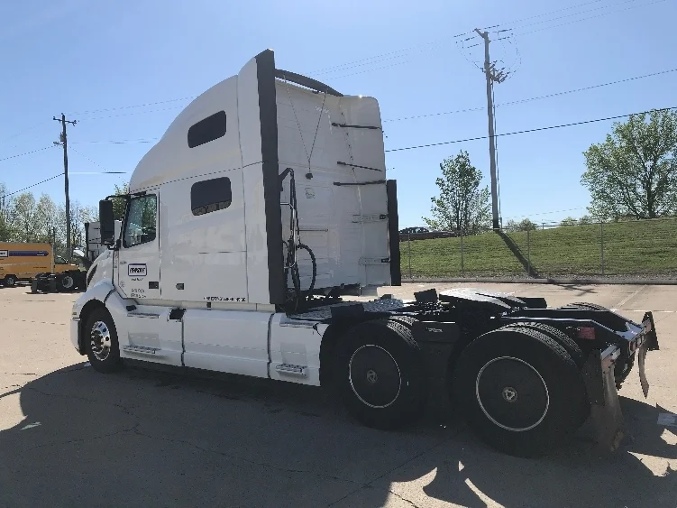 2022 Volvo VNL 760 - image 5