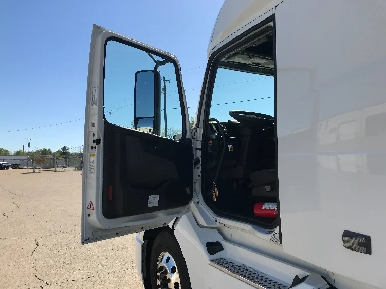 2022 Volvo VNL 760 - image 9