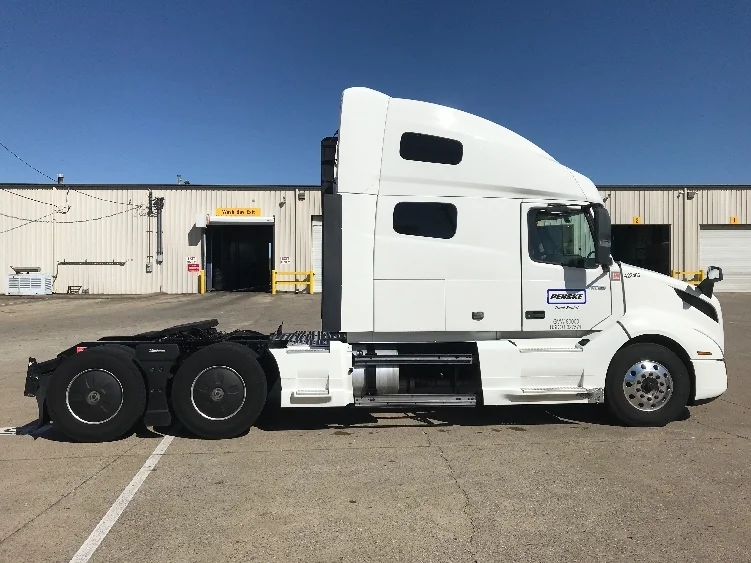 2022 Volvo VNL 760 - image 8