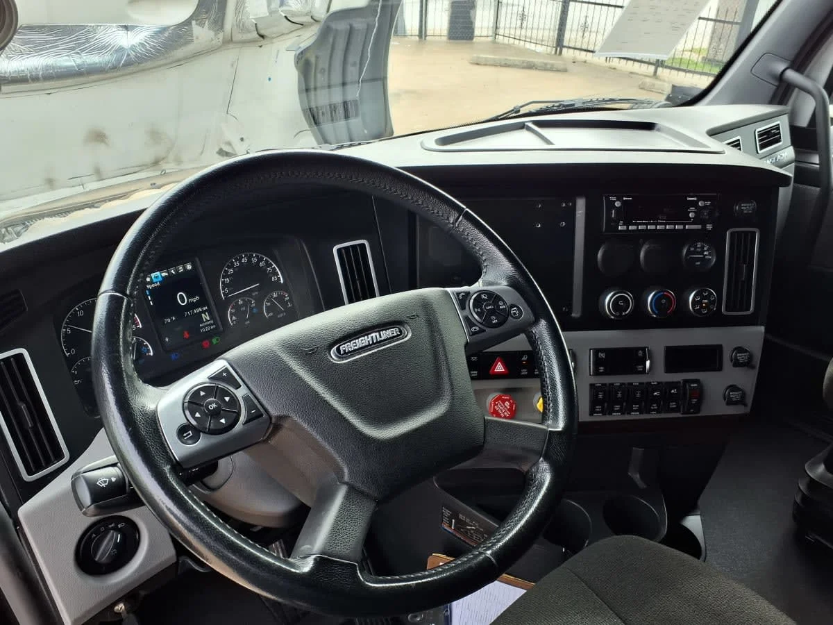 2022 Freightliner Cascadia in Dallas, TX — photo 7