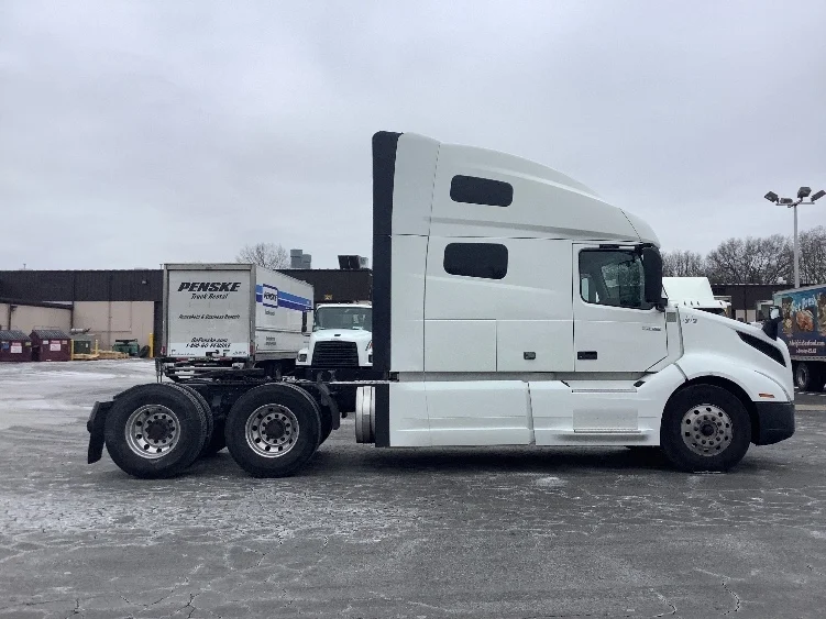2022 Volvo VNL 760 - image 8