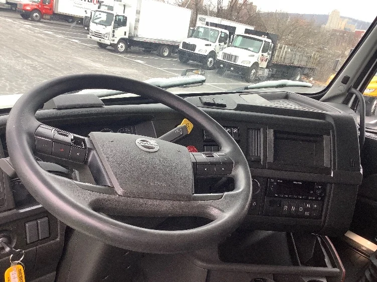 2022 Volvo VNL 760 - image 10