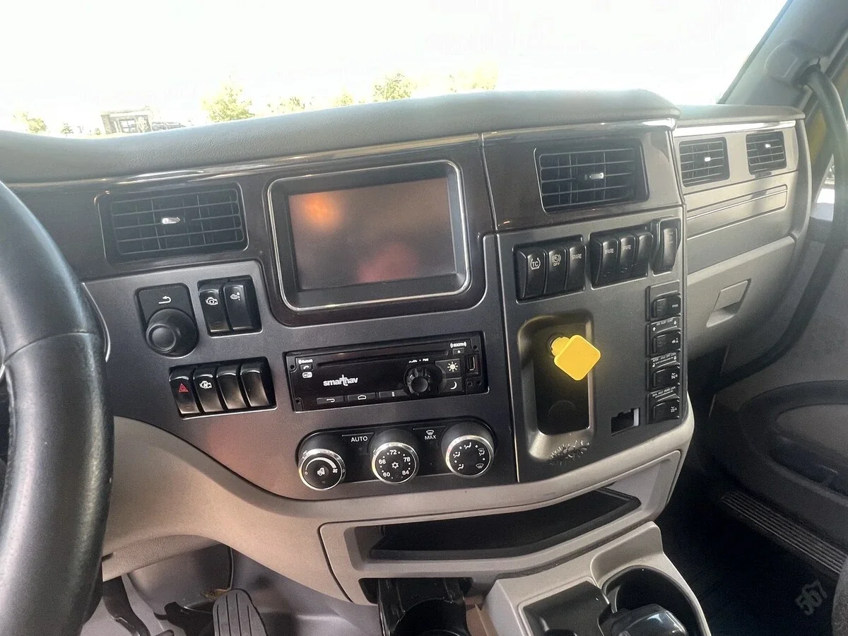 2017 Peterbilt 567 - image 3