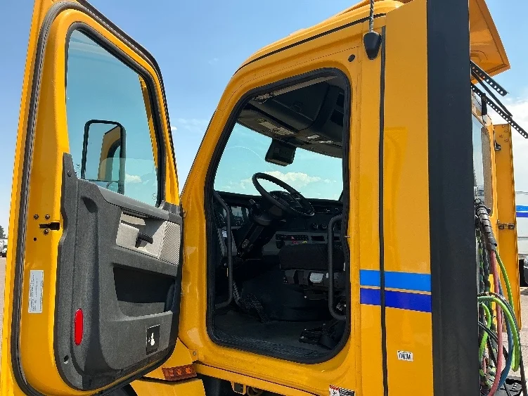 2022 Freightliner Cascadia in Dallas, TX — photo 9