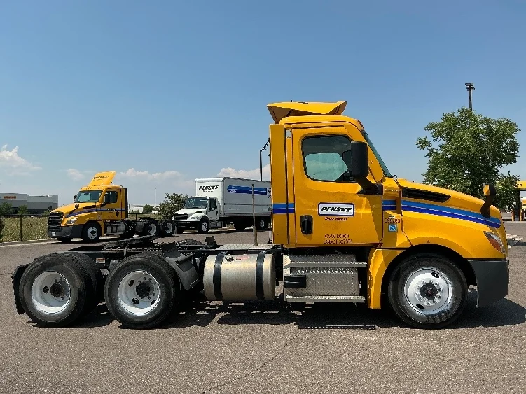 2022 Freightliner Cascadia in Dallas, TX — photo 8