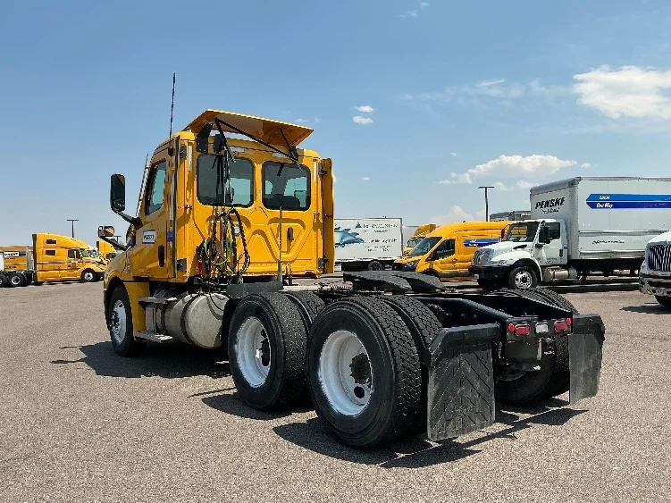 2022 Freightliner Cascadia in Denver, CO — photo 5