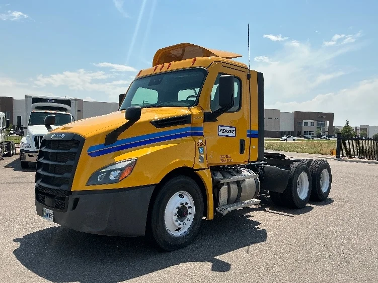 2022 Freightliner Cascadia in Dallas, TX — photo 3