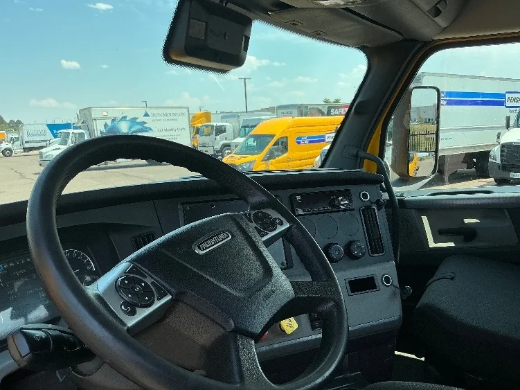2022 Freightliner Cascadia in Dallas, TX — photo 10