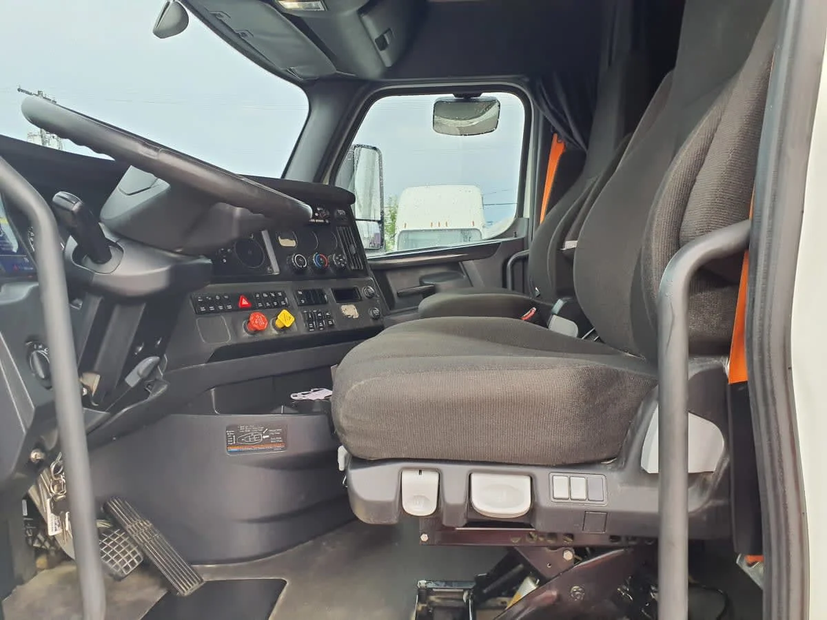 2023 Freightliner Cascadia in Indianapolis, IN — photo 12