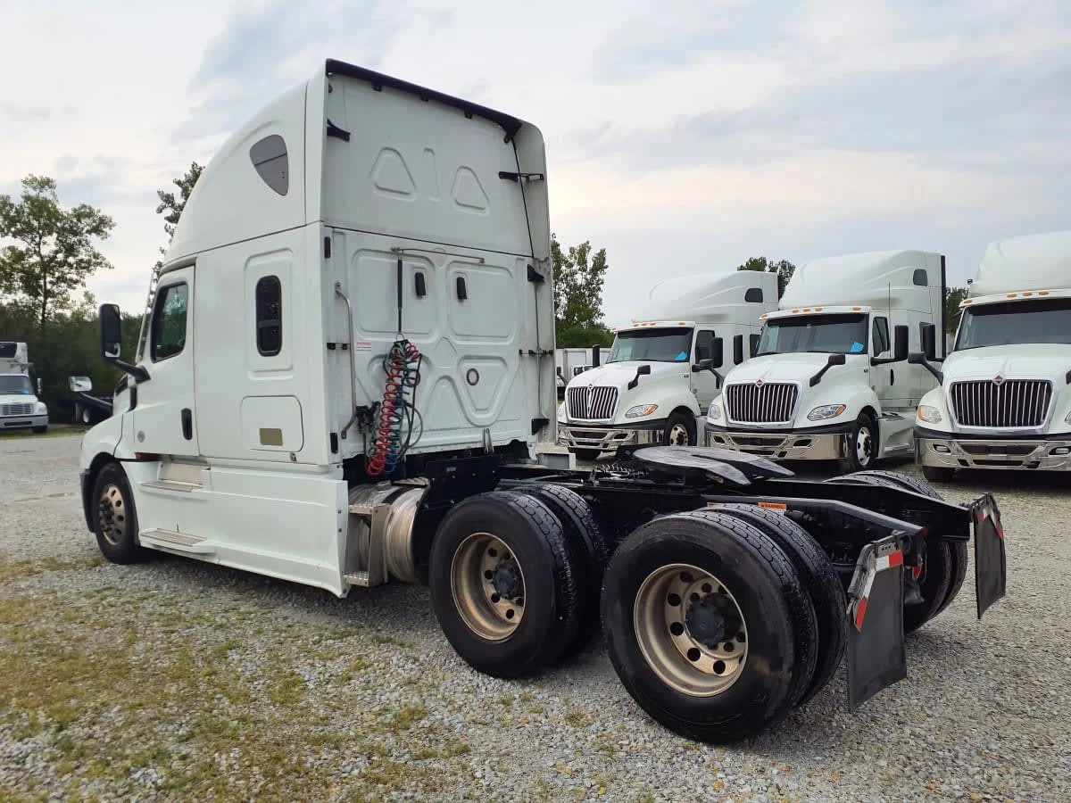 2023 Freightliner Cascadia in Indianapolis, IN — photo 6