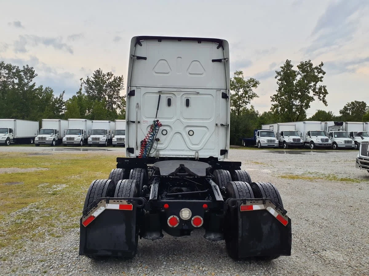 2023 Freightliner Cascadia in Indianapolis, IN — photo 5