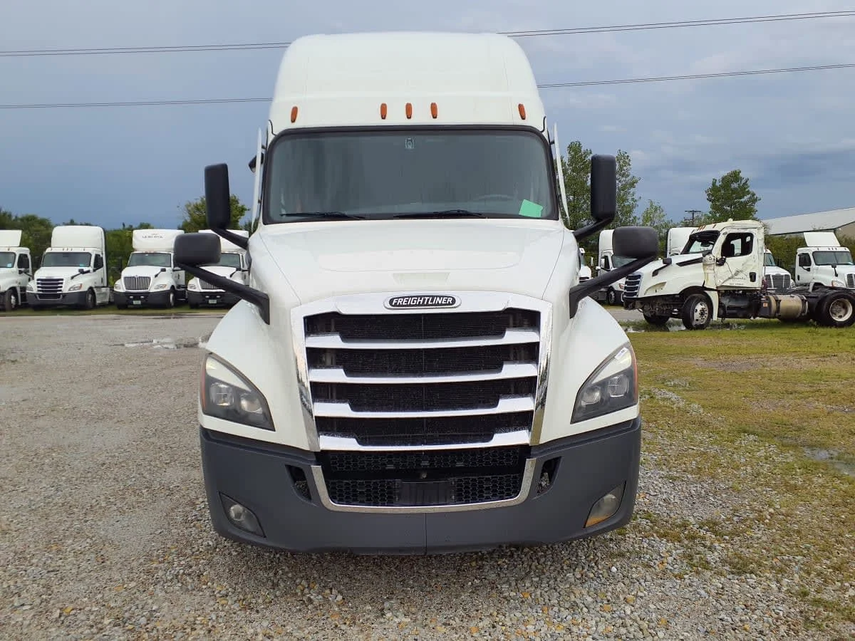 2023 Freightliner Cascadia in Indianapolis, IN — photo 2