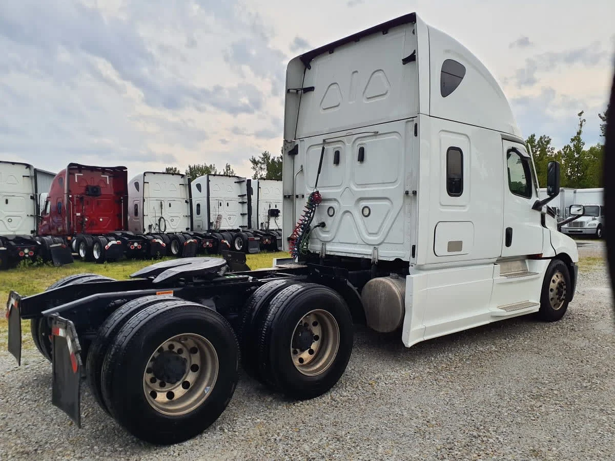2023 Freightliner Cascadia in Indianapolis, IN — photo 4