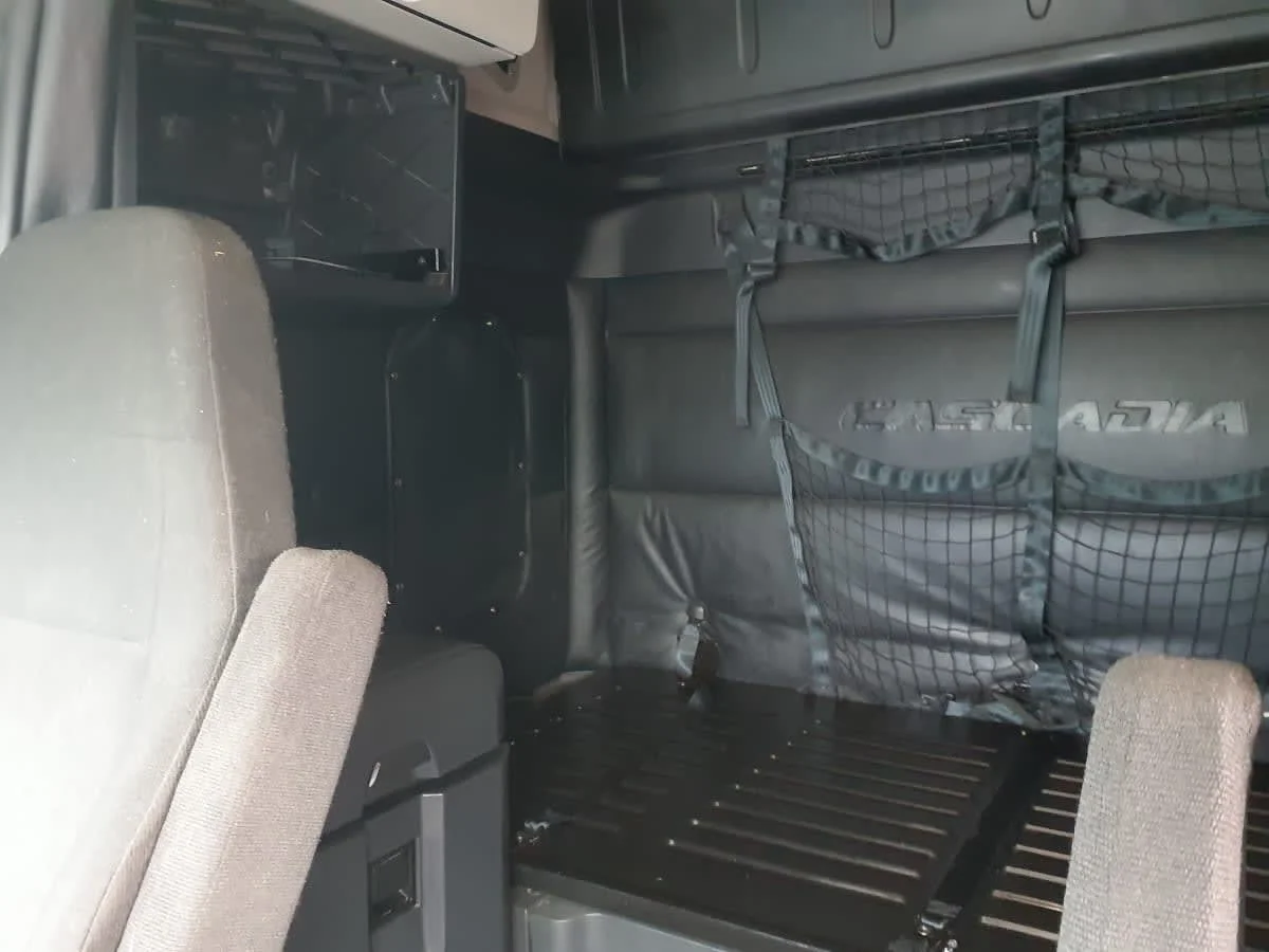 2023 Freightliner Cascadia in Indianapolis, IN — photo 8