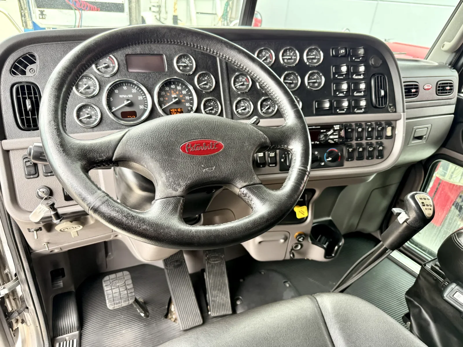 2020 Peterbilt 389 in New Lenox, IL — photo 15