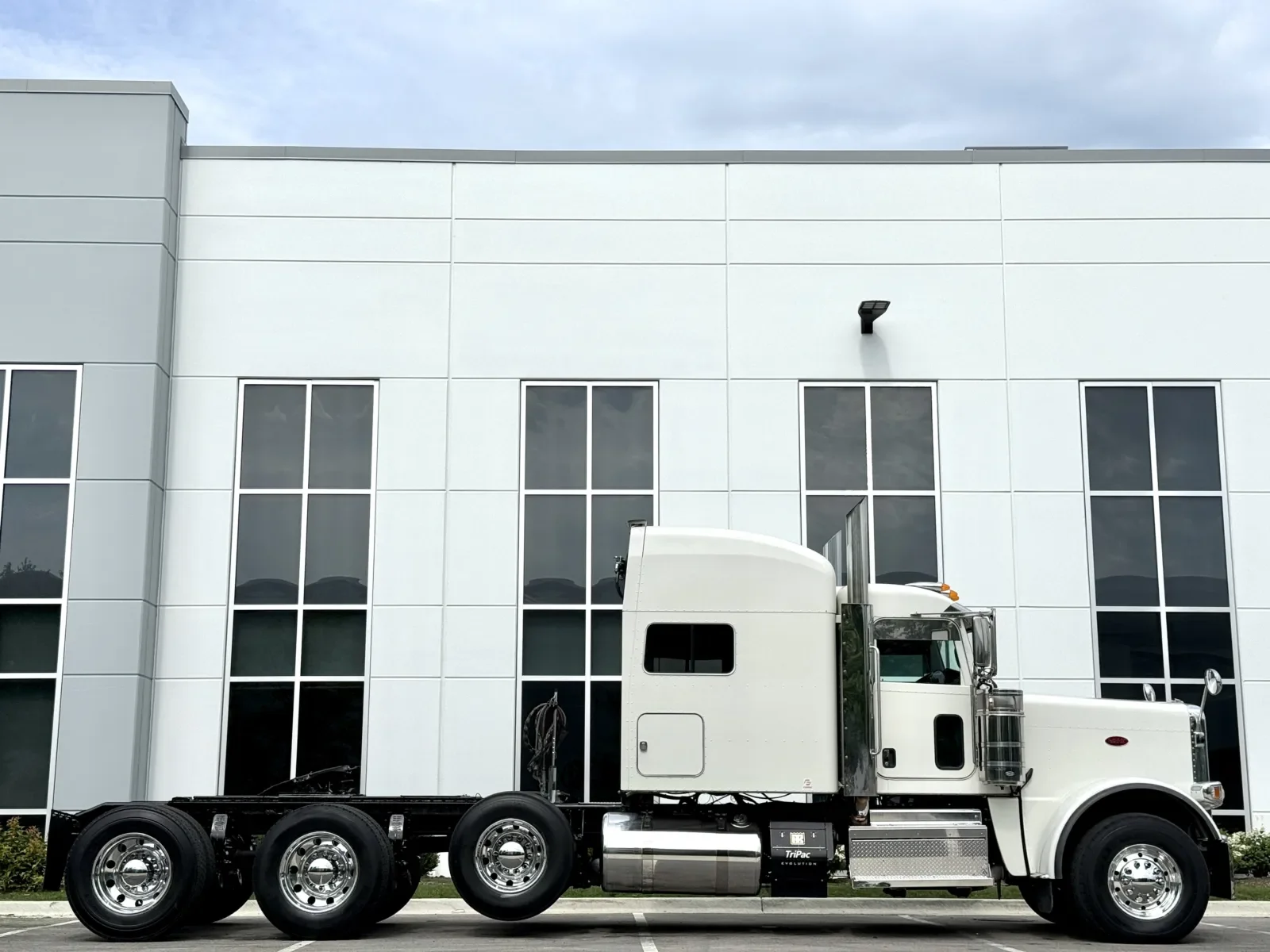 2020 Peterbilt 389 in New Lenox, IL — photo 3