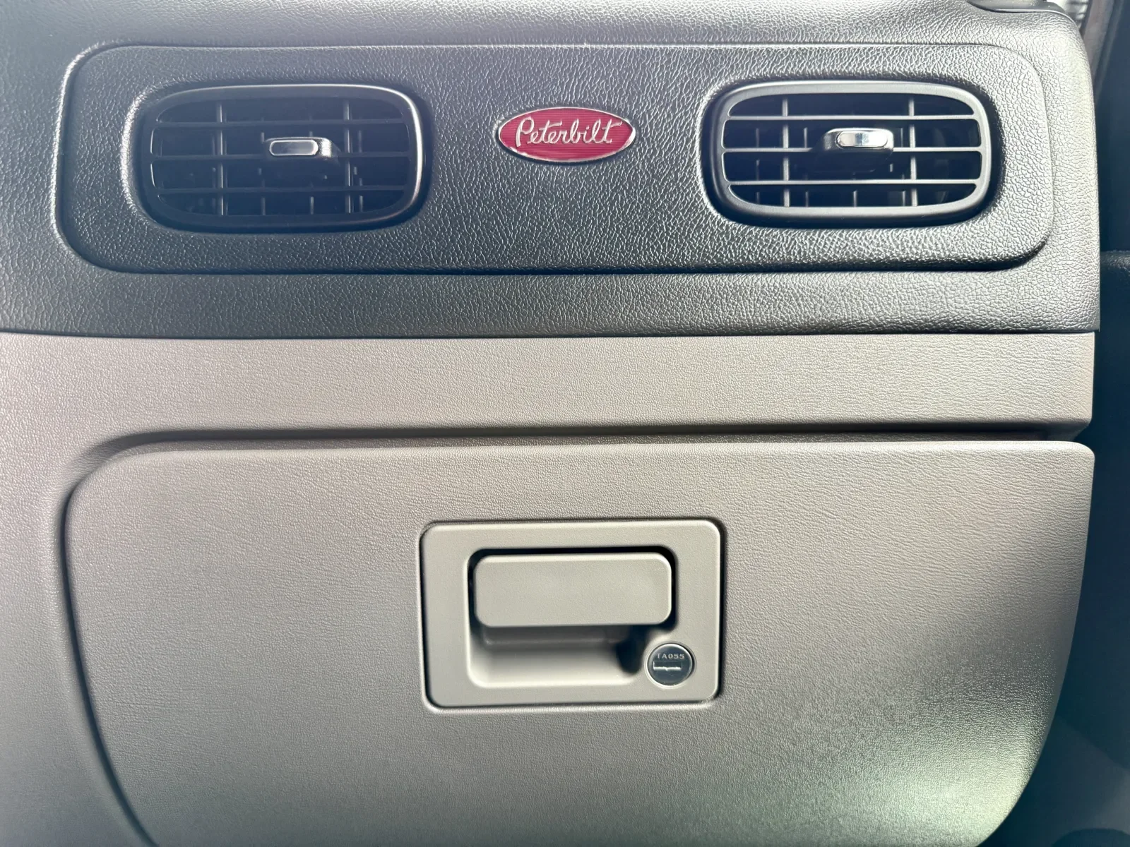 2020 Peterbilt 389 in New Lenox, IL — photo 19