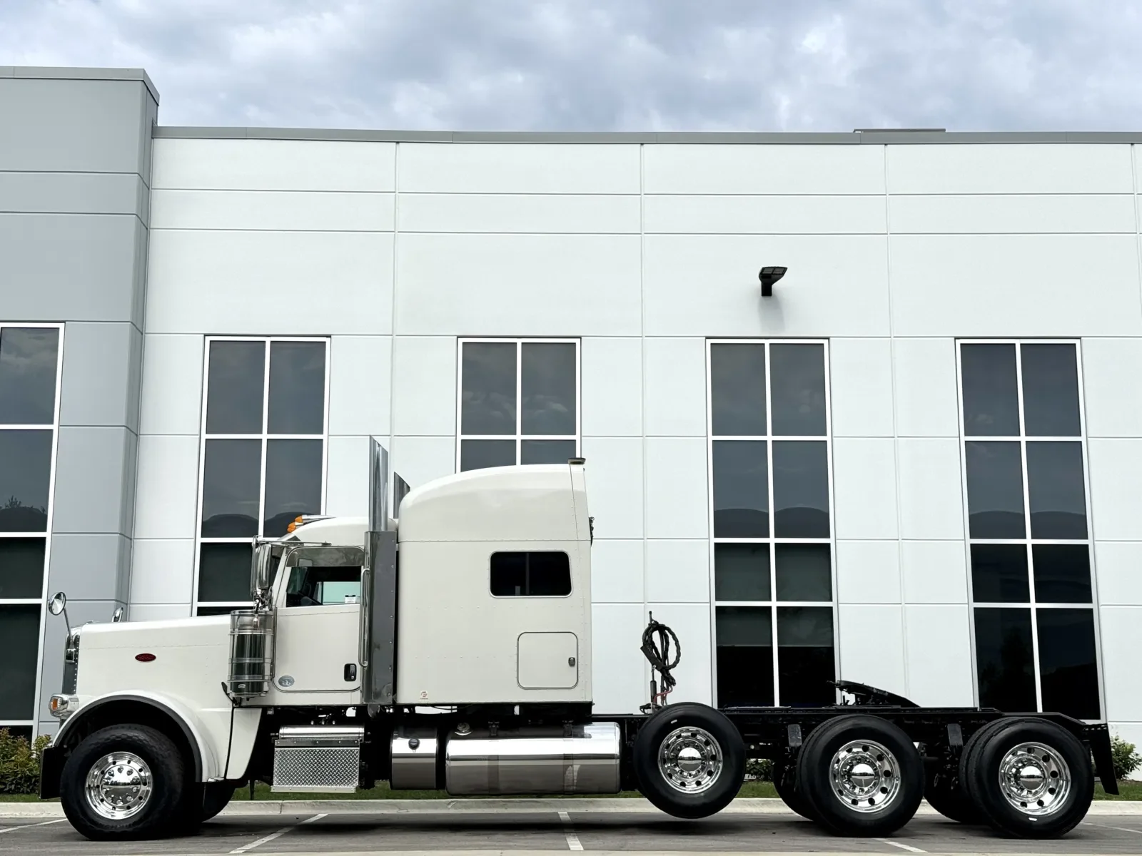 2020 Peterbilt 389 in New Lenox, IL — photo 4