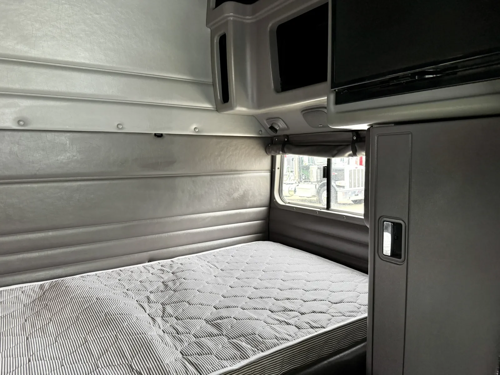 2020 Peterbilt 389 in New Lenox, IL — photo 24