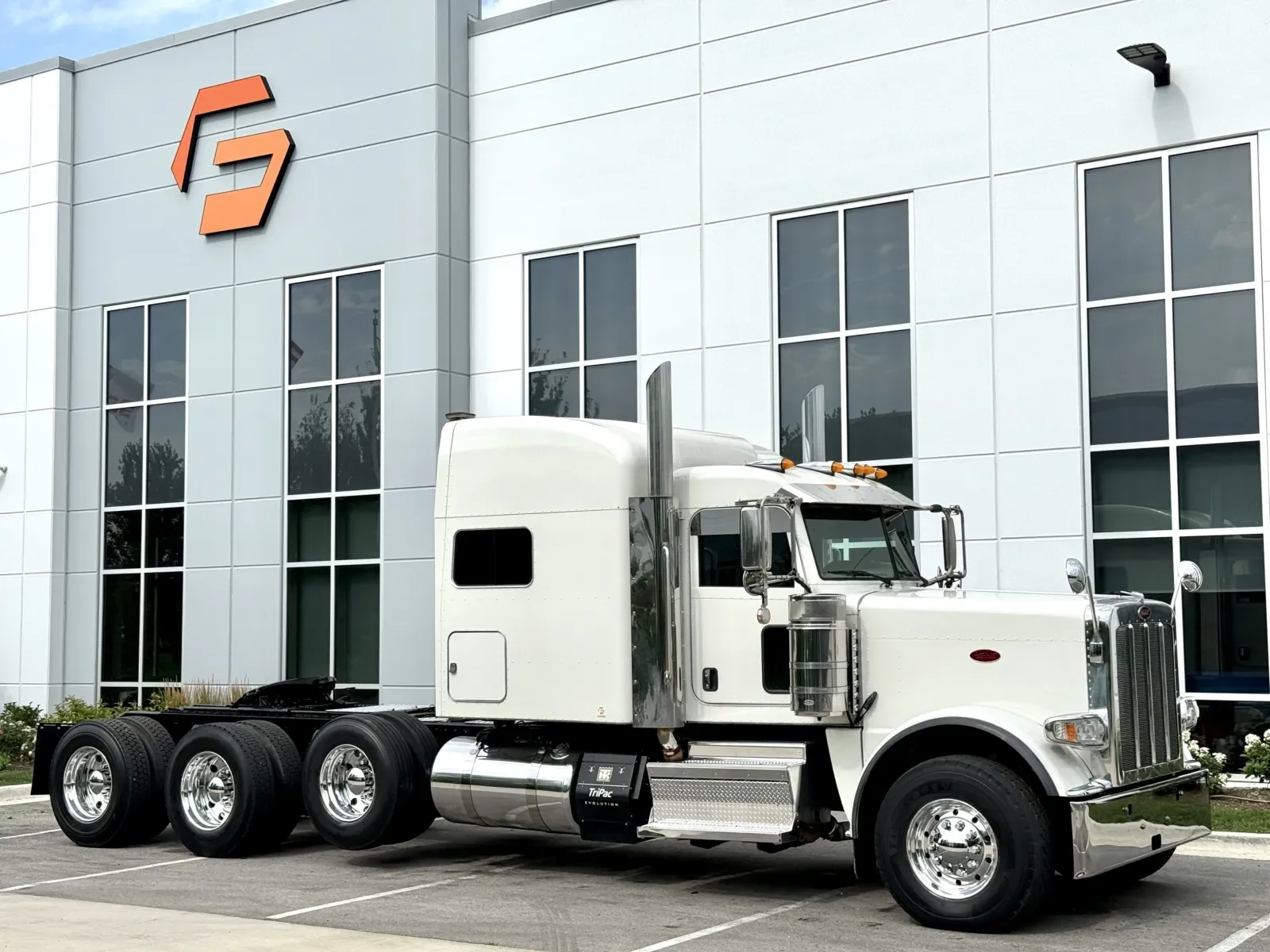 2020 Peterbilt 389 in New Lenox, IL — photo 2