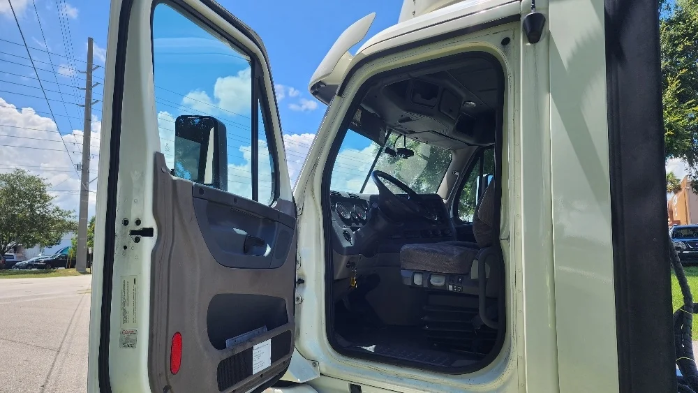 2018 Freightliner Cascadia - image 9