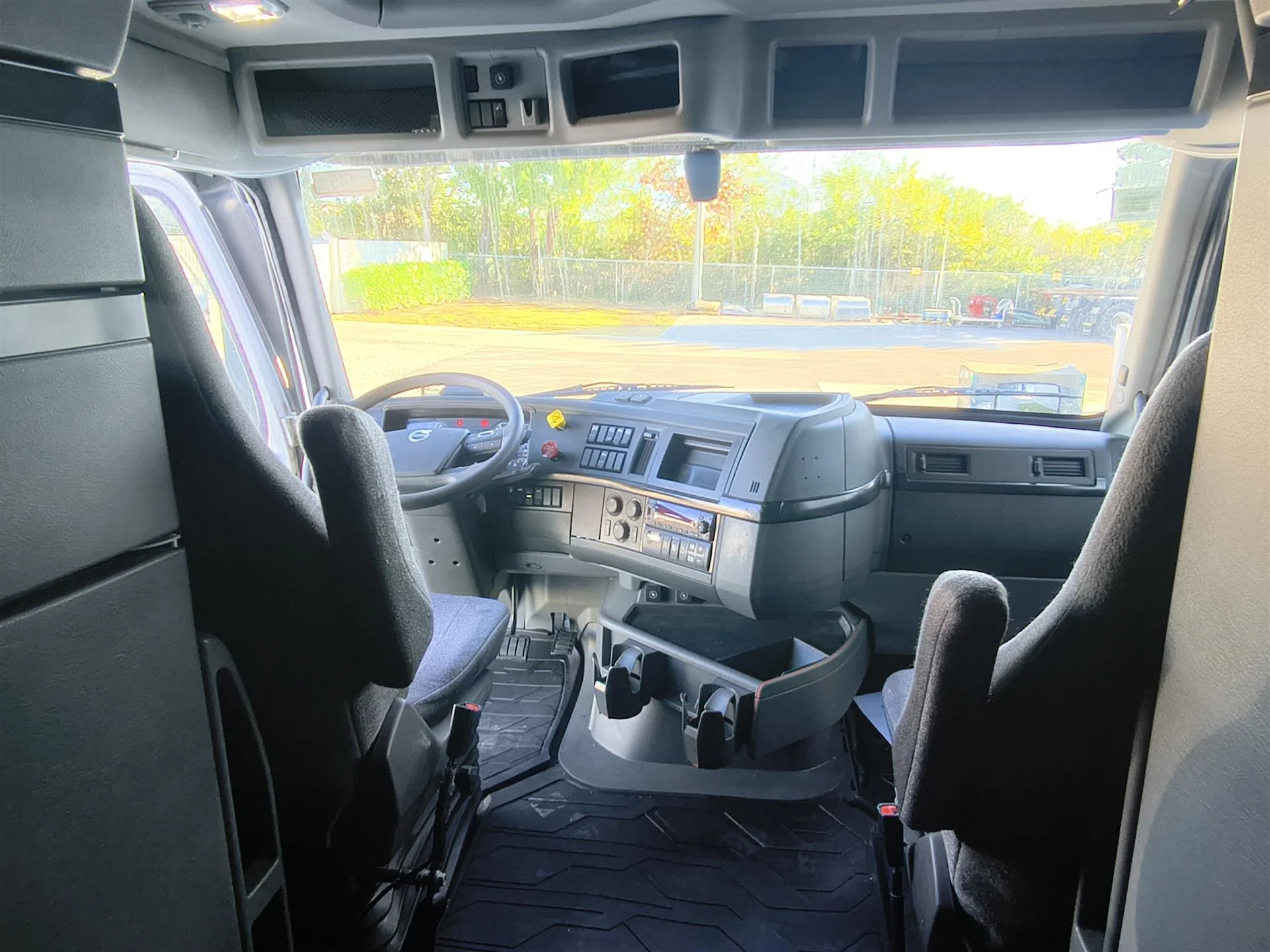 2024 Volvo VNL 860 - image 11