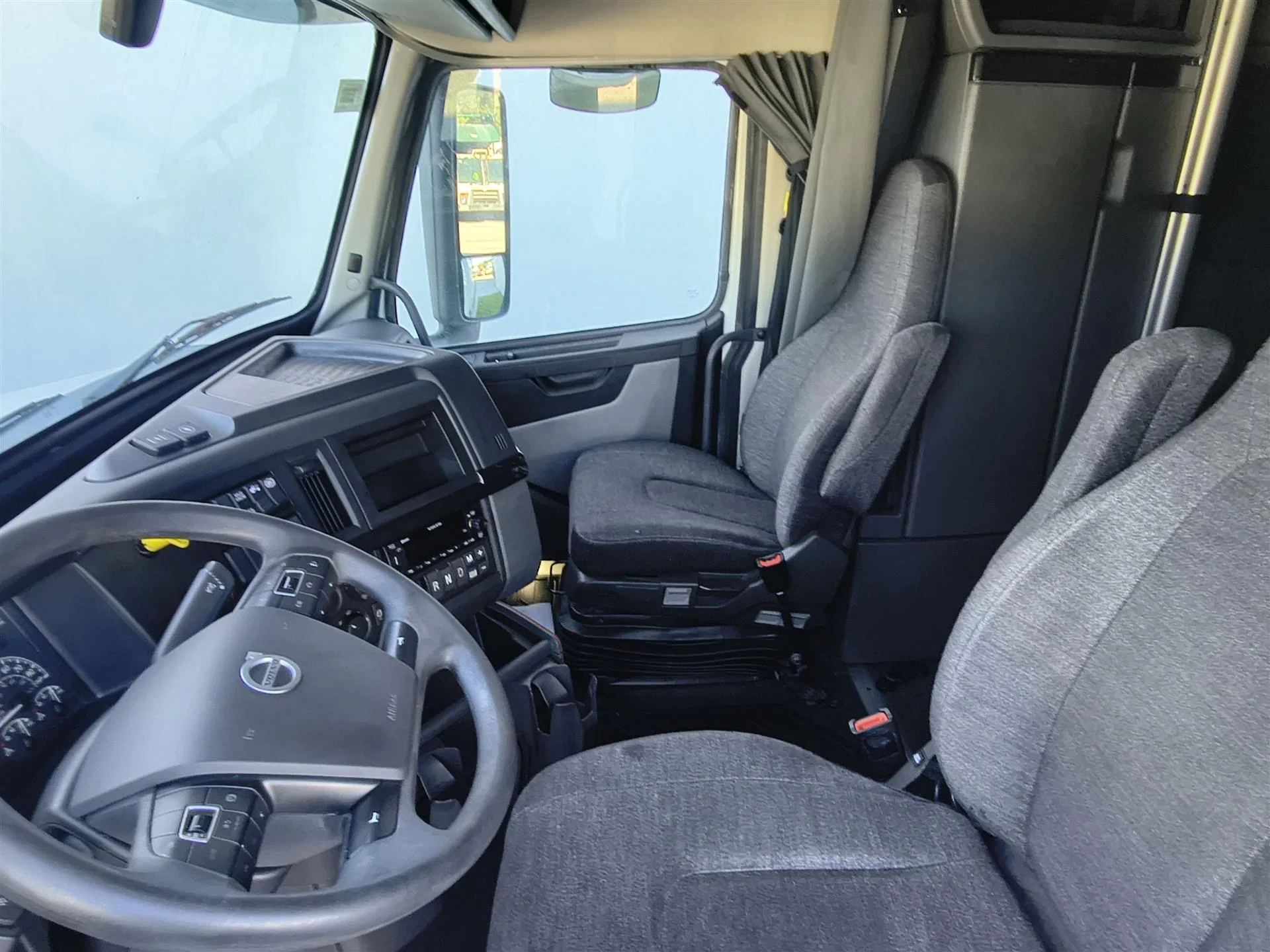 2024 Volvo VNL 860 - image 9